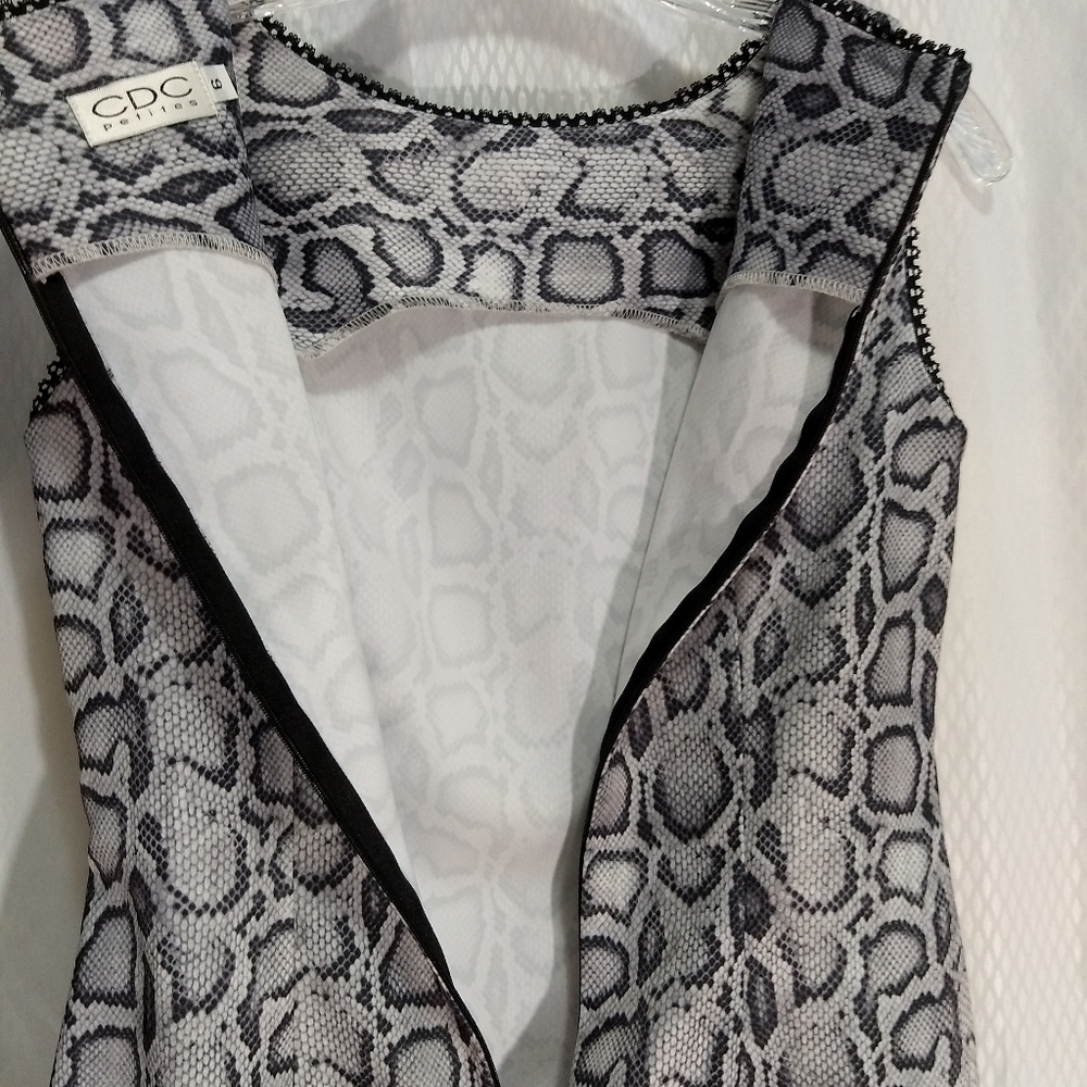 CDC Petites Sleeveless Sheath Dress, Grey/Black Reptile Print with Lace, Size 6 - Picture 8 of 10